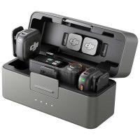 DJI Mic 3 – Kit Microphone Sans Fil Professionnel (2 Émetteurs + 1 Récepteur + Boîtier de Recharge), Son Clair, 28 h d’Autonomie, Compatible iPhone, Android et Caméras